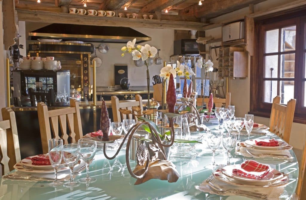 Une image immersive de la Table du Chef, où le verre et le granit se rencontrent pour offrir une vue privilégiée sur le ballet de notre Chef Thomas Bigot. La photo capture l'atmosphère exclusive de cet espace, invitant à une expérience gastronomique interactive et inoubliable.